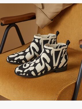 VIVAIA Ryan Slip-On Chelsea Boots in the Ecru Tiger colorway size 39.5
